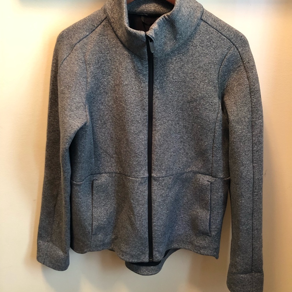 Lululemon zip up fits like 6-8